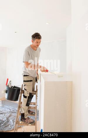 Les entrepreneurs professionnels de standing et la peinture mur remet en état l'appartement. Banque D'Images