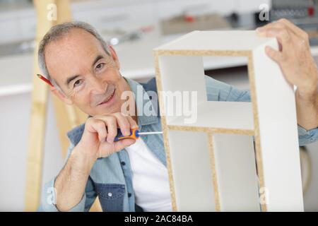 Man de l'assemblage de meubles kit. Banque D'Images