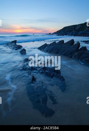 Au coucher du soleil sur le Dollar Cove Gunwalloe Lizard côte de Cornouailles Banque D'Images