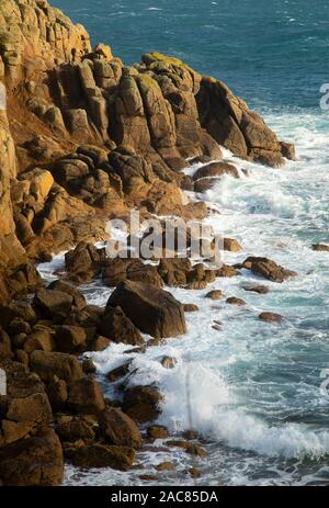 Le fracas des vagues au large de la côte ouest en Porthgwarra Cornwall Banque D'Images