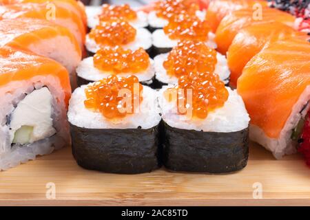 Jeu de rouleaux de sushi et coquelicots, avec du saumon et caviar. Close-up. Banque D'Images