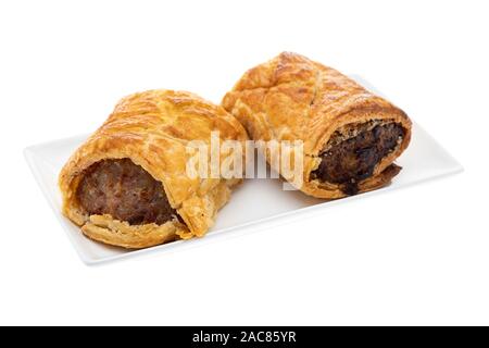Rouleaux de saucisses sur une assiette - Fond blanc Banque D'Images