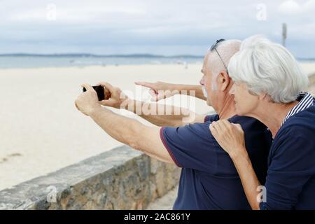 Couple une photo près de la mer Banque D'Images
