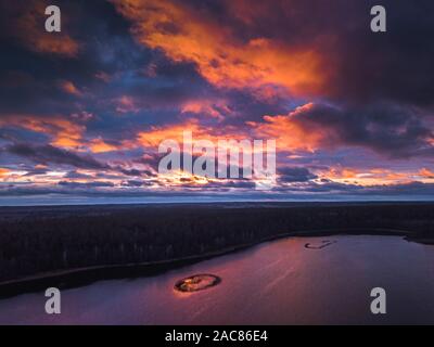 Le lac avec ses îles et un coucher de soleil violet, panorama aérien Banque D'Images