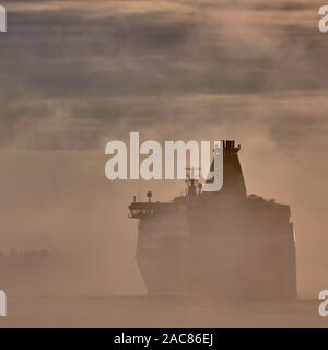 Finlande ferry Stockholm pendant un matin brumeux Banque D'Images