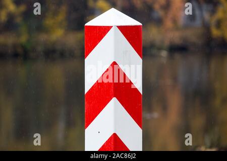 Wrocław, Pologne. 18 Nov, 2019. Un marqueur de la frontière de la Pologne vu à la Neisse de Lusace dans Zgorzelec.Zgorzelec et Goerlitz sont les villes partenaires de la région Euro Neisse située en Saxe (Allemagne) et Basse Silésie Crédit : Karol Serewis/SOPA Images/ZUMA/Alamy Fil Live News Banque D'Images