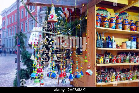 Clayware et autres souvenirs traditionnels exposés à la vente au marché de Noël reflex Banque D'Images