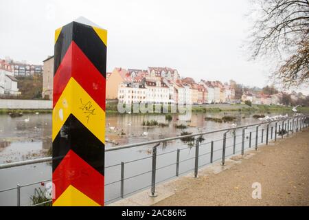 Görlitz, Allemagne. 18 Nov, 2019. Un marqueur de frontière de l'Allemagne vu à la Neisse de Lusace à Goerlitz.Zgorzelec et Goerlitz sont les villes partenaires de la région Euro Neisse située en Saxe (Allemagne) et Basse Silésie Crédit : Karol Serewis/SOPA Images/ZUMA/Alamy Fil Live News Banque D'Images