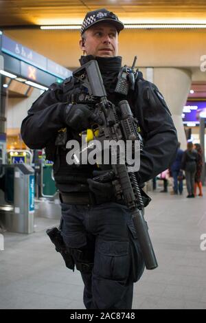 Patrouille de police armés de la gare de London Bridge, avec un AR-15 fusil semi-automatique le jour après l'attaque terroriste de London Bridge en novembre 2019. Banque D'Images