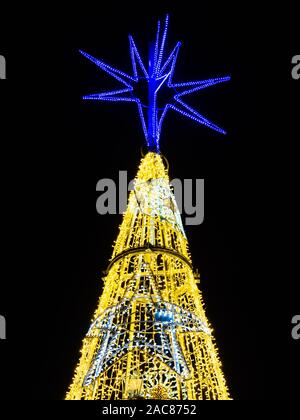 Arbre de Noël lumineux sur fond noir Banque D'Images