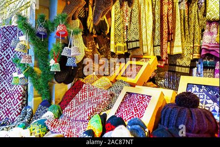 Mitaines chaudes et des chaussettes en vente au marché de Noël de Riga reflex Banque D'Images