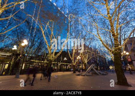 Maison de vacances s'allument Occidental Square dans le quartier historique de Seattle Pioneer Square le 30 novembre 2019. Banque D'Images