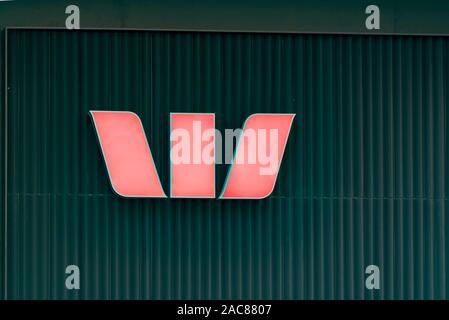 Le logo de la société pour la banque australienne Westpac sur le côté d'un immeuble à Sydney, Australie Banque D'Images