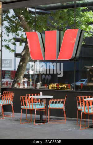 Le logo de la société pour la banque australienne Westpac sur le côté d'un immeuble à Sydney, Australie Banque D'Images