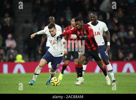 Londres, Royaume-Uni. 30Th Nov, 2019. Giovani Lo Celso (TH) Jefferson Lerma (B) à l'AFC Tottenham Hotspur v Bournemouth English Premier League, à la nouvelle White Hart Lane, Londres, Royaume-Uni le 30 novembre 2019. **Utilisation éditoriale uniquement, licence requise pour un usage commercial. Aucune utilisation de pari, de jeux ou d'un seul club/ligue/dvd publications** Crédit : Paul Marriott/Alamy Live News Banque D'Images