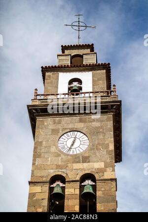Réveil et clocher de l'Église Nuestra Señora de los Remedios - Our Lady of Remedies Church - à Buenavista del Norte, Tenerife, Espagne le 25 Nove Banque D'Images