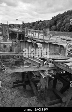 Les quais victoriens abandonnés et aujourd'hui abandonnés le long des rives de la gorge d'Avon à Hotwells près de Bristol à Somerset, en Angleterre à marée basse. Banque D'Images