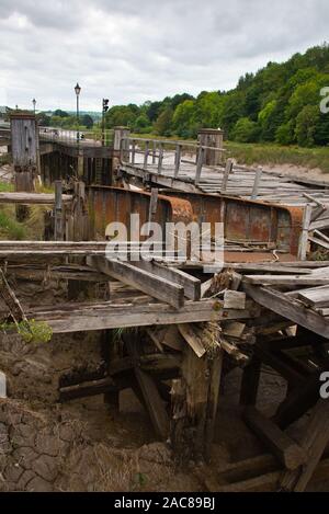 Les quais victoriens abandonnés et aujourd'hui abandonnés le long des rives de la gorge d'Avon à Hotwells près de Bristol à Somerset, en Angleterre à marée basse. Banque D'Images