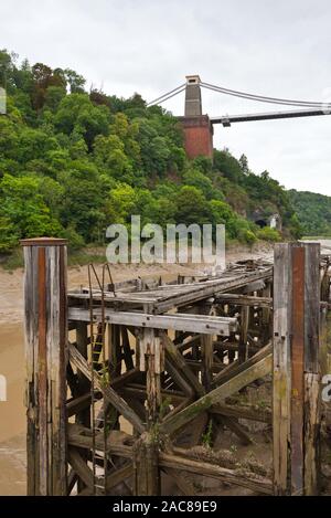 Les quais victoriens abandonnés et aujourd'hui abandonnés le long des rives de la gorge d'Avon à Hotwells près de Bristol à Somerset, en Angleterre à marée basse. Banque D'Images