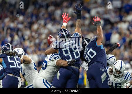 Indianapolis, Indiana, USA. 1er décembre 2019. Tennessee Titans attaquer défensive Jeffery Simmons (98) et l'ailier défensif des Titans DaQuan Jones (90) essayer de bloquer une tentative de botté dans la première moitié du match entre les Tennessee Titans et les Indianapolis Colts au Lucas Oil Stadium, Indianapolis, Indiana. Crédit : Scott Stuart/ZUMA/Alamy Fil Live News Banque D'Images
