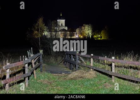 Ruines du château de Mörby à Fasternas l'Église pendant la nuit à Mörby, Roslagen, Suède Banque D'Images