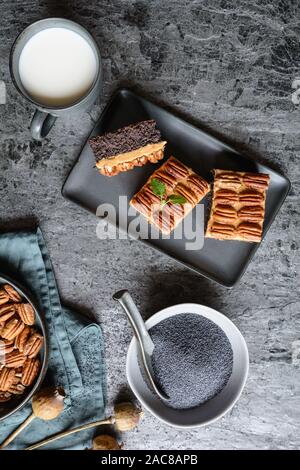 Tranches de gâteau aux graines de pavot garni de beurre d'arachide et noix de pécan Banque D'Images