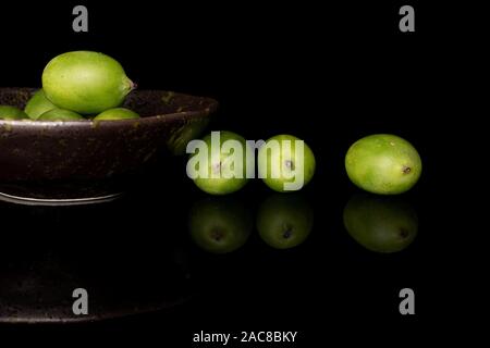 Beaucoup d'hardy dans kiwi vert vitrage isolé sur bol en verre noir Banque D'Images