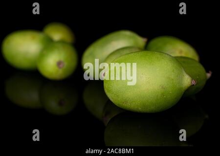Beaucoup d'hardy kiwi vert isolé sur verre noir Banque D'Images