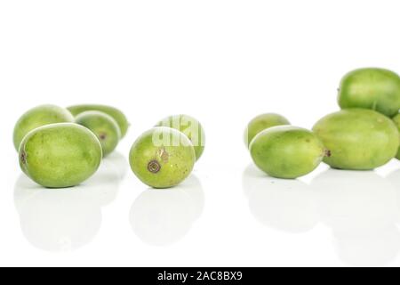 Beaucoup d'hardy kiwi vert isolé sur fond blanc Banque D'Images