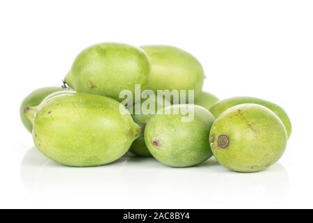Beaucoup d'hardy kiwi vert isolé sur fond blanc Banque D'Images