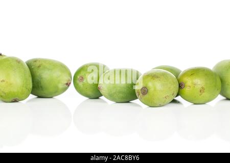 Beaucoup d'hardy kiwi vert isolé sur fond blanc Banque D'Images