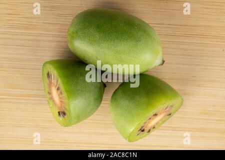 Groupe d'un ensemble de deux moitiés de hardy sur flatlay kiwi vert bois Banque D'Images
