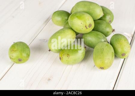 Beaucoup de vert kiwi sur hardy tout en bois blanc Banque D'Images