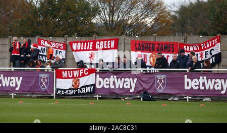 Dagenham, UK. 1er décembre 2019. Drapeaux de Manchester United.au cours de la Barclays Women's super match de championnat entre West Ham United Manchester United et les femmes au stade vert jonc sur Décembre 01, 2019 à Dagenham, en Angleterre. (Photo par AFS/Espa-Images) Credit : Cal Sport Media/Alamy Live News Banque D'Images