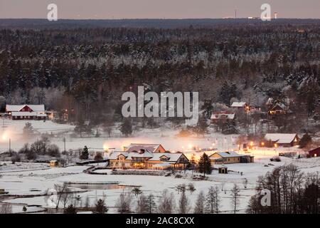 Arninge Golf Club avec l'aéroport d'Arlanda à l'arrière-plan vu de l'Ullnatippen, en Suède Banque D'Images