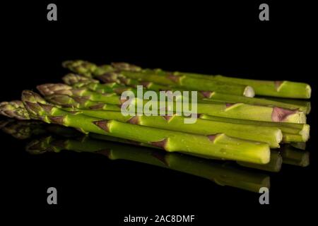 Beaucoup d'ensemble organisé d'asperges vertes sain isolé sur verre noir Banque D'Images