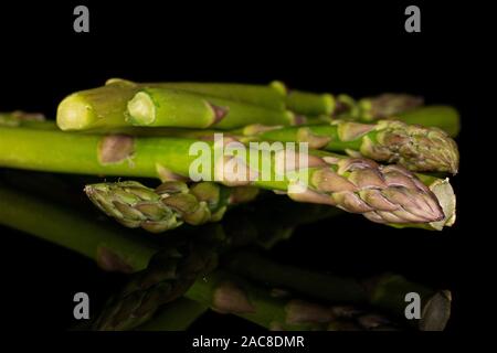 Beaucoup d'ensemble frais sain isolé sur les asperges vertes en verre noir Banque D'Images