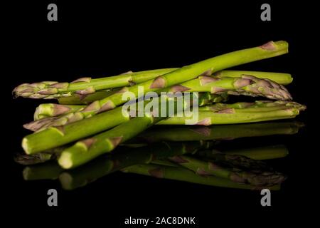 Beaucoup d'ensemble traversé l'asperge verte saine isolé sur verre noir Banque D'Images