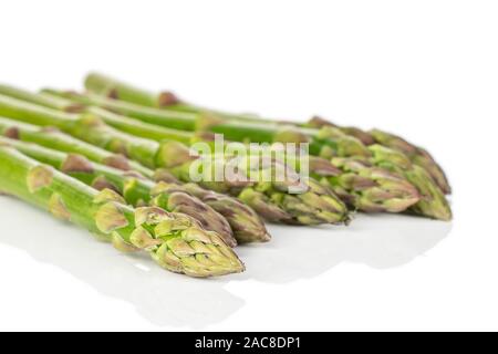 Beaucoup d'ensemble organisé d'asperges vertes sain isolé sur fond blanc Banque D'Images