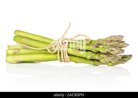 Beaucoup d'ensemble de l'asperge verte saine heap avec de la paille d'acier isolé sur fond blanc Banque D'Images