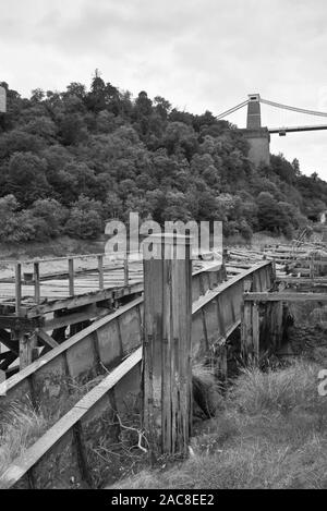 Les quais victoriens abandonnés et aujourd'hui abandonnés le long des rives de la gorge d'Avon à Hotwells près de Bristol à Somerset, en Angleterre à marée basse. Banque D'Images