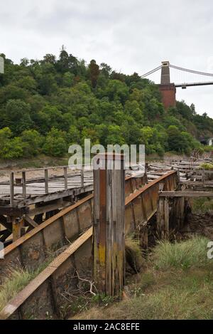 Les quais victoriens abandonnés et aujourd'hui abandonnés le long des rives de la gorge d'Avon à Hotwells près de Bristol à Somerset, en Angleterre à marée basse. Banque D'Images