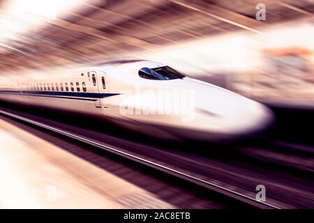 Le train Shinkansen au Japon Banque D'Images