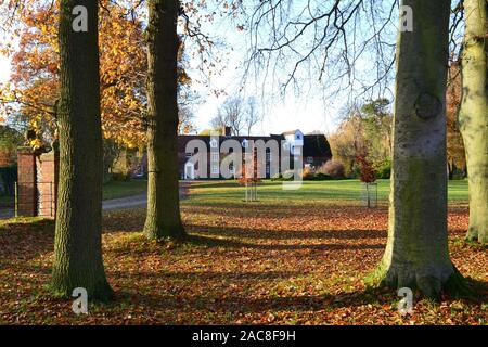 Pentlow Mill à Cavendish sur l'Essex et le Suffolk frontière le clair jour d'hiver. C'est un bâtiment du 18ème siècle sur la rivière Stour Banque D'Images