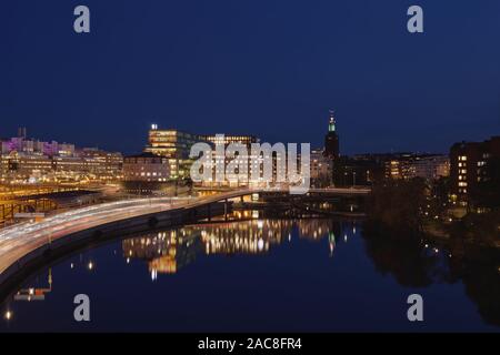 Dans la nuit de Barnhusbron Norrmalm, Stockholm, Suède Banque D'Images