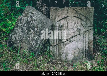 Ancien monastère ruines mur trouvé dans la forêt d'Arménie Banque D'Images