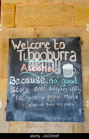 Signe extérieur de la bush humour pub "L'hôtel de famille' dans la ville de l'Outback à distance, Burnley Nouvelle Galles du Sud, Australie Banque D'Images