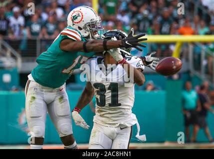 Miami Gardens, Florida, USA. 1er décembre 2019. Le receveur des Dolphins de Miami Hurns Allen (17) atteint le ballon destiné aux Philadelphia Eagles Jalen évoluait Mills (31) au cours du quatrième trimestre d'un jeu de football américain NFL au Hard Rock Stadium de Miami Gardens, en Floride. Les dauphins ont remporté 37-31. Crédit : Mario Houben/ZUMA/Alamy Fil Live News Banque D'Images