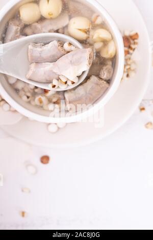 Quatre savoureuse soupe saveur herbes toniques, les Taïwanais de la cuisine traditionnelle avec des herbes, des intestins de porc sur table en bois blanc, Close up, mise à plat, vue du dessus. Banque D'Images