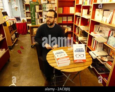 Simon Laplace écrivain historien Niortais a consacré son dernier livre "Jacques Chirac" à "Librairie des Halles' de Niort Banque D'Images